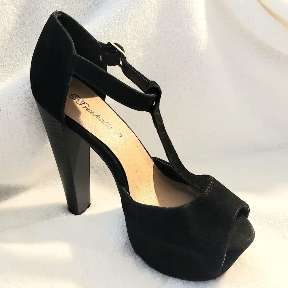 Breckelle's Peep Toe Platform Heels